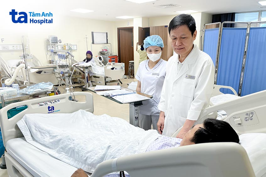 Bác sĩ Nguyên hỏi thăm sức khỏe bệnh nhân sau 10 ngày điều trị ở phòng Hồi sức Nội tim mạch