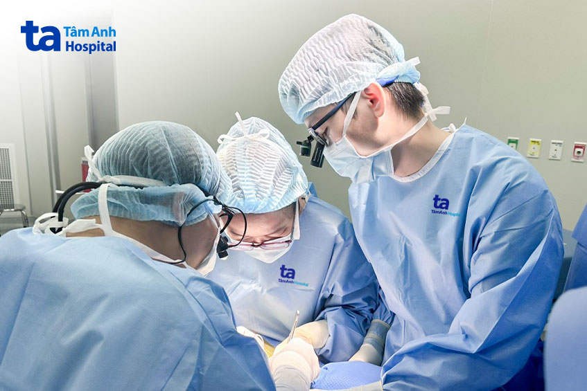Các bác sĩ phẫu thuật cắt tuyến giáp cho bệnh nhân