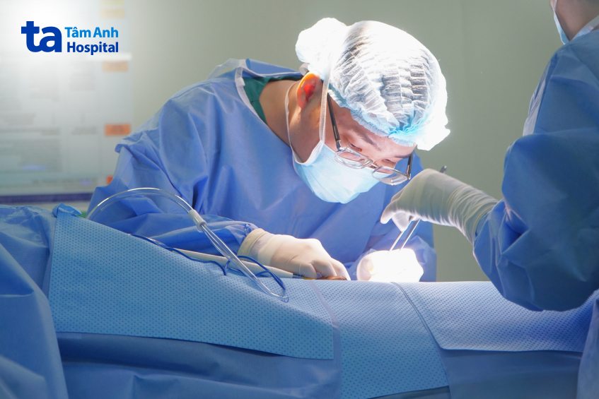 bác sĩ phẫu thuật thắt ống dẫn tinh