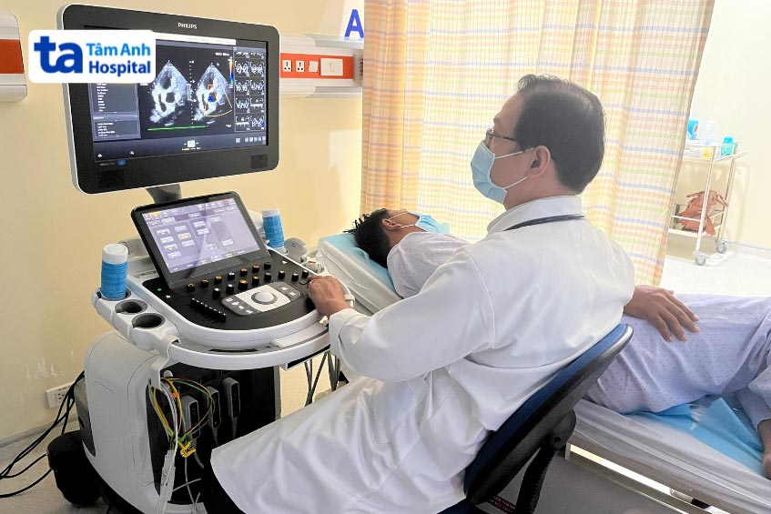 Bác sĩ sử dụng phương pháp siêu âm tim để theo dõi và đánh giá tình trạng của bệnh nhân