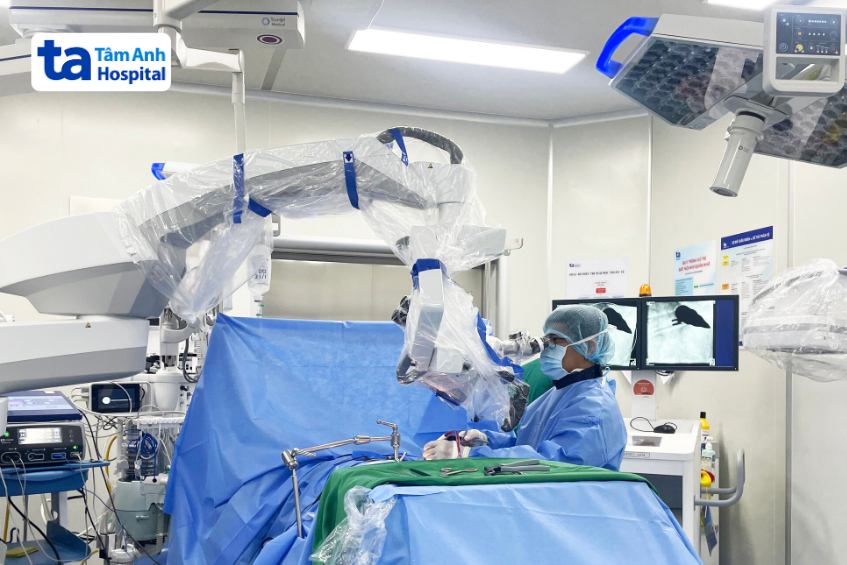 bác sĩ tại tâm anh phẫu thuật cho bệnh nhân