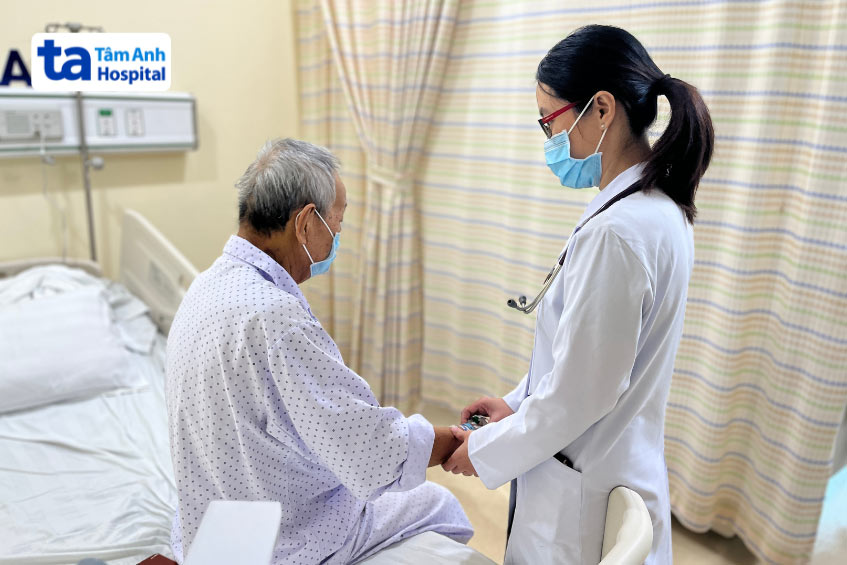 Bệnh nhân suy tim được bác sĩ theo dõi và chăm sóc sau khi điều trị