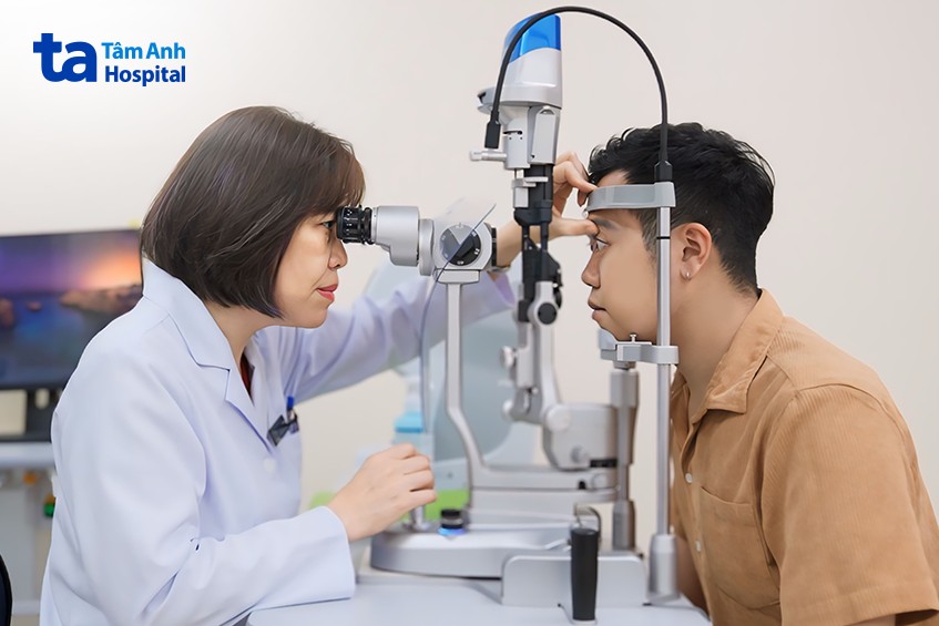 bác sĩ thăm khám cho bệnh nhân trước phẫu thuật