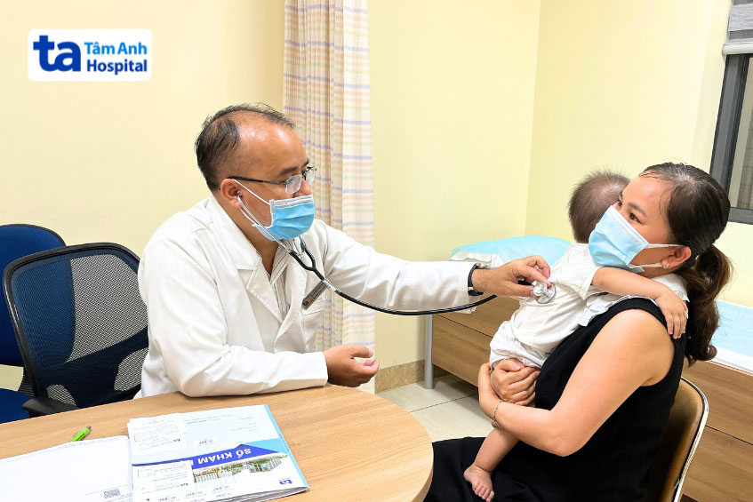Bác sĩ thăm khám cho trẻ để tìm phương pháp điều trị phù hợp