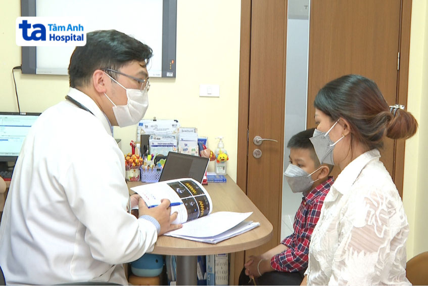 Bác sĩ theo dõi và thăm khám tình trạng sức khỏe tim mạch của trẻ