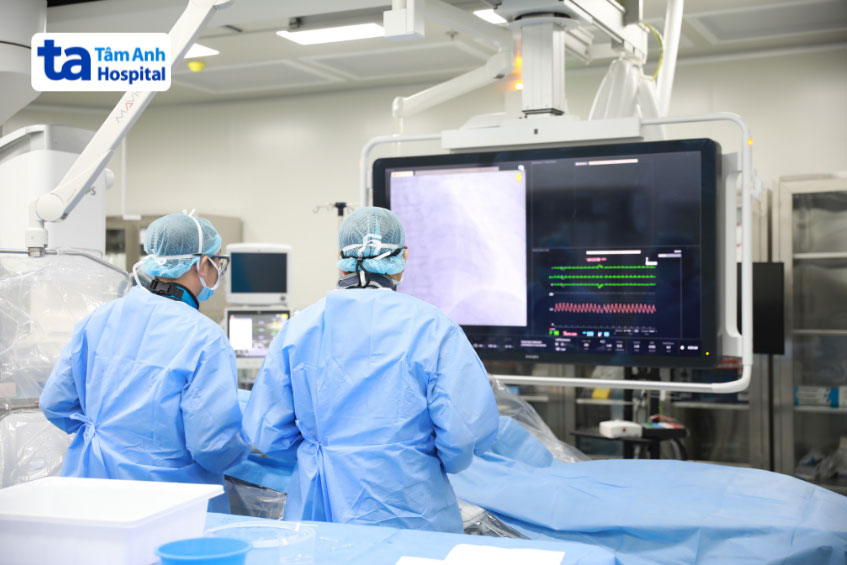 Bác sĩ thực hiện can thiệp mạch bằng thủ thuật đặt stent