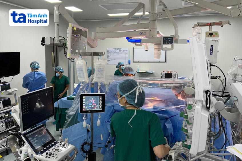 Bác sĩ thực hiện phương pháp phẫu thuật điều trị bệnh hở van tim