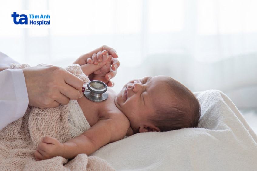 Bác sĩ thực hiện thăm khám lâm sàng cho trẻ