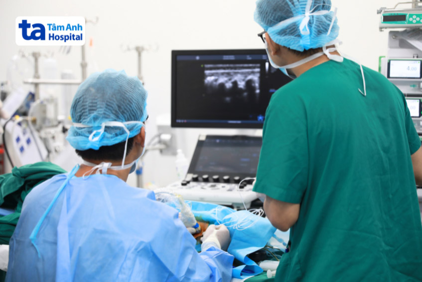 Bác sĩ thực hiện thủ thuật đóng lỗ thông liên nhĩ