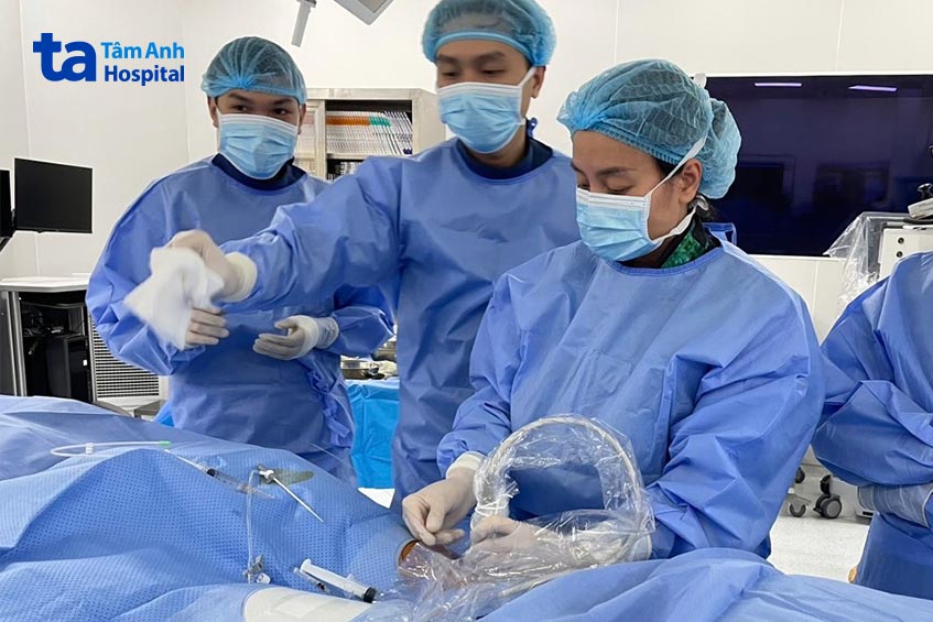 Bác sĩ Trang (bên phải) cùng ê kíp đặt stent tĩnh mạch cho bệnh nhân