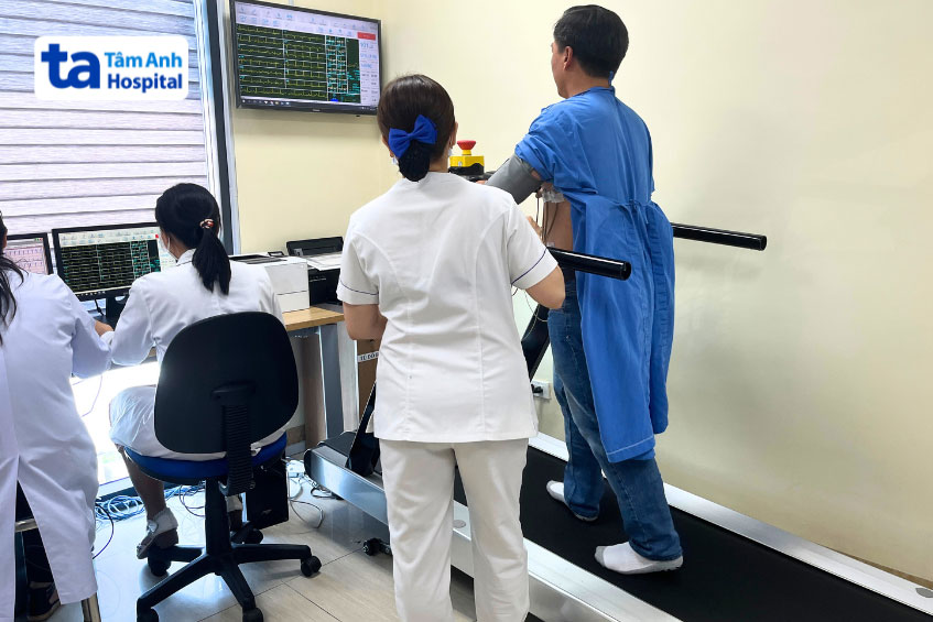 Bác sĩ và kỹ thuật viên hỗ trợ bệnh nhân chẩn đoán tình trạng tim to bằng phương pháp điện tâm đồ gắng sức