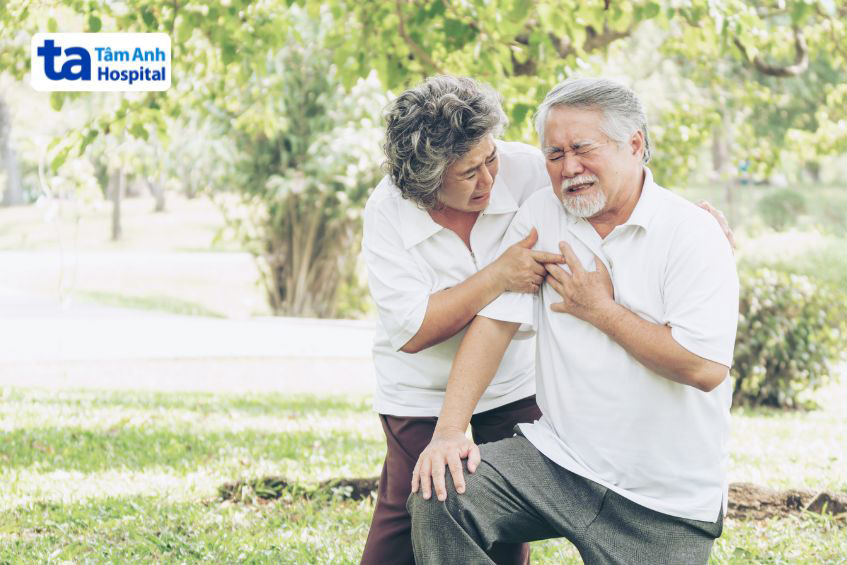 Bệnh nhân bị hở van tim có thể gặp một số triệu chứng liên quan tim mạch