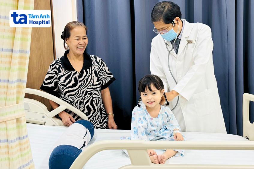 Bệnh nhân nhi được thăm khám và chữa bệnh