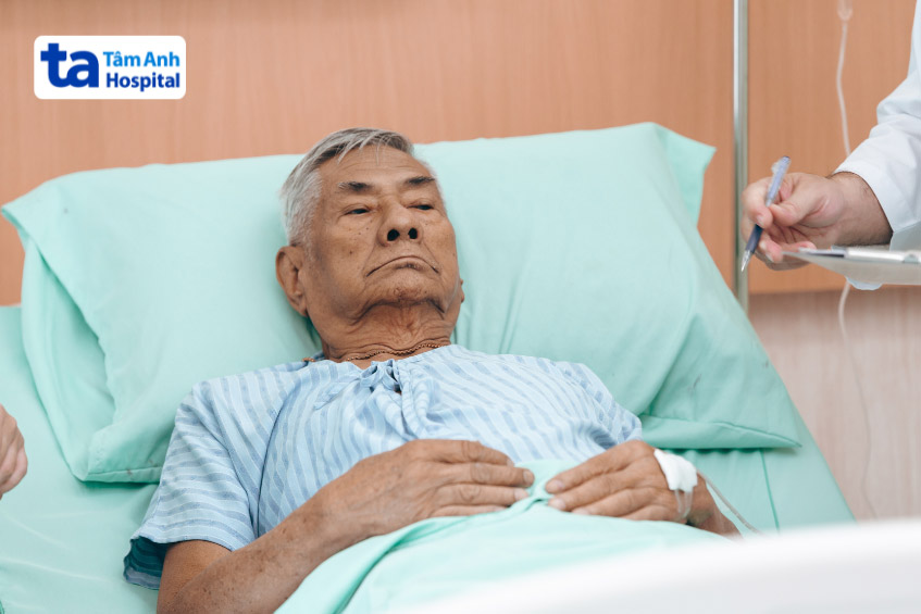 Bệnh nhân suy tim độ 4 cần được nhập viện để bác sĩ theo dõi điều trị