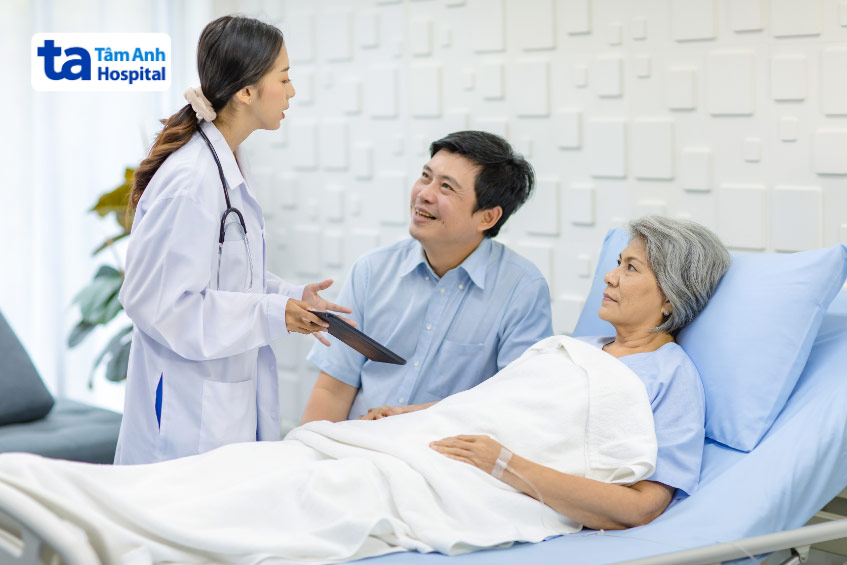 Bệnh nhân suy tim nặng cần nhập viện điều trị tích cực và cần có người thân chăm sóc