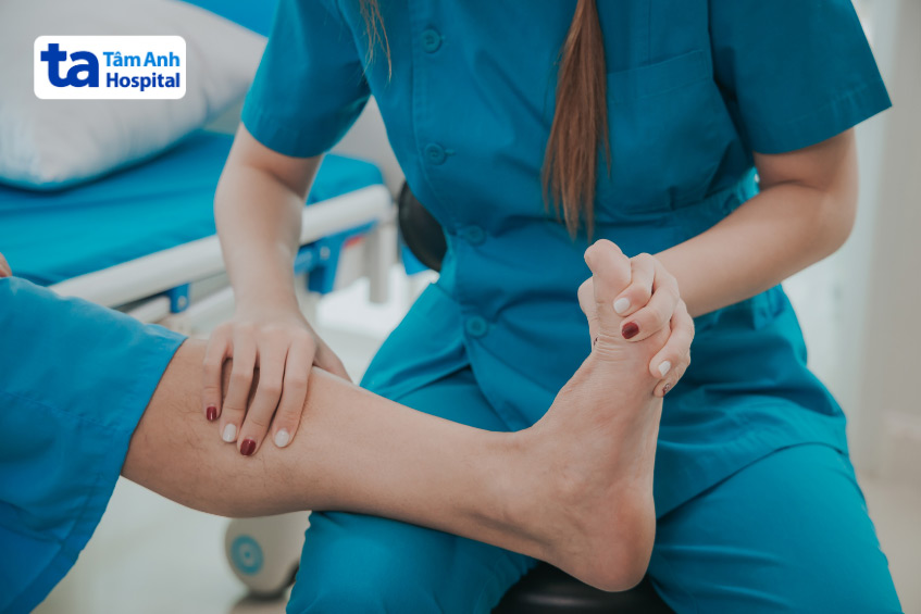 Bệnh nhân suy tim thường bị phù ở chân, cẳng chân hoặc mắt cá chân