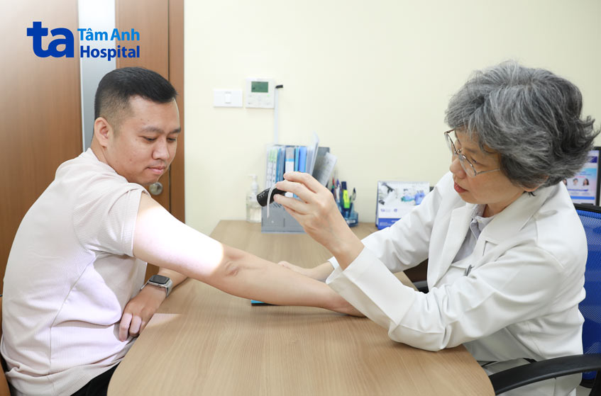 bs đặng thị ngọc bích khám da cho một người bệnh
