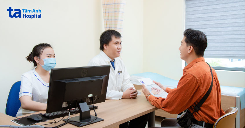 bs đoàn ngọc thiện đang tư vấn cho người bệnh