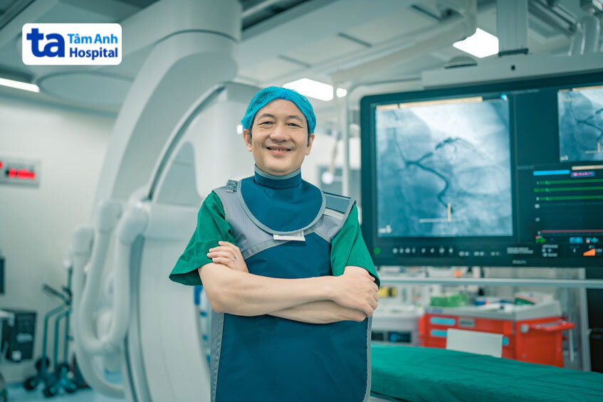 BS.CKII Huỳnh Ngọc Long Giám đốc Trung tâm Can thiệp mạch bên hệ thống chụp mạch máu số hóa xóa nền