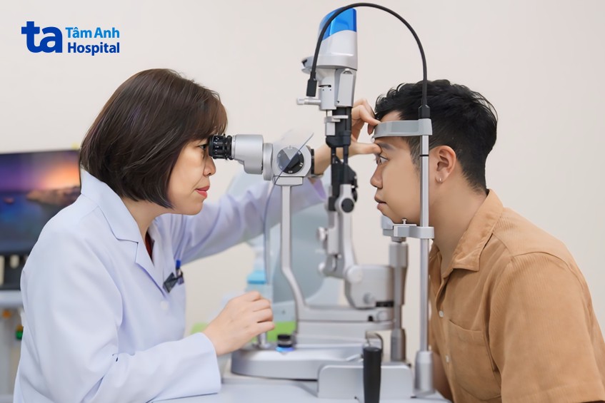 bác sĩ khám mắt cho bệnh nhân tại bvdk tâm anh