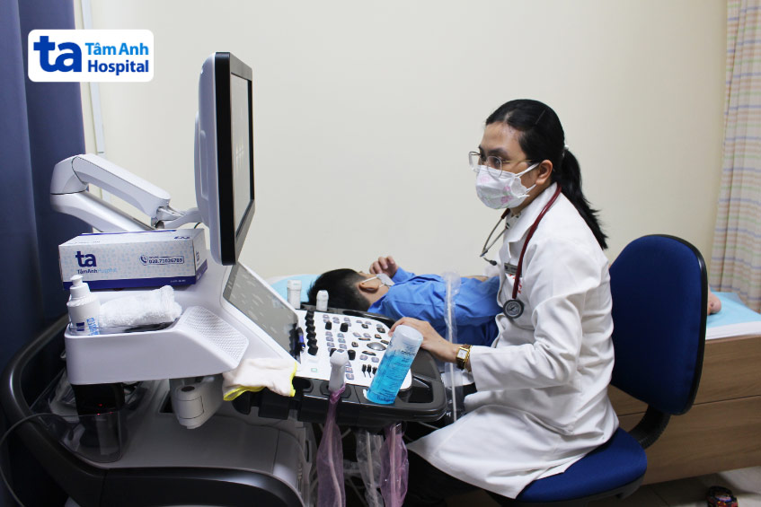 Bác sĩ Minh Thủy siêu âm cho một bệnh nhi bị tim bẩm sinh