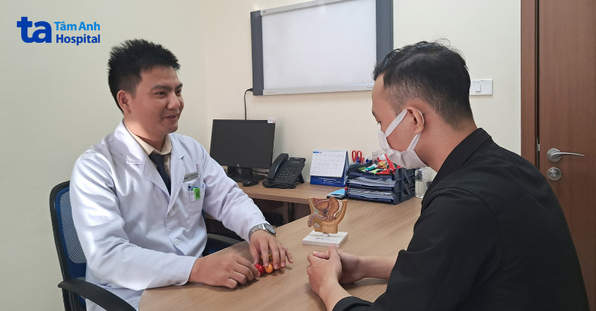 bs phạm xuân long đang khám cho người bệnh