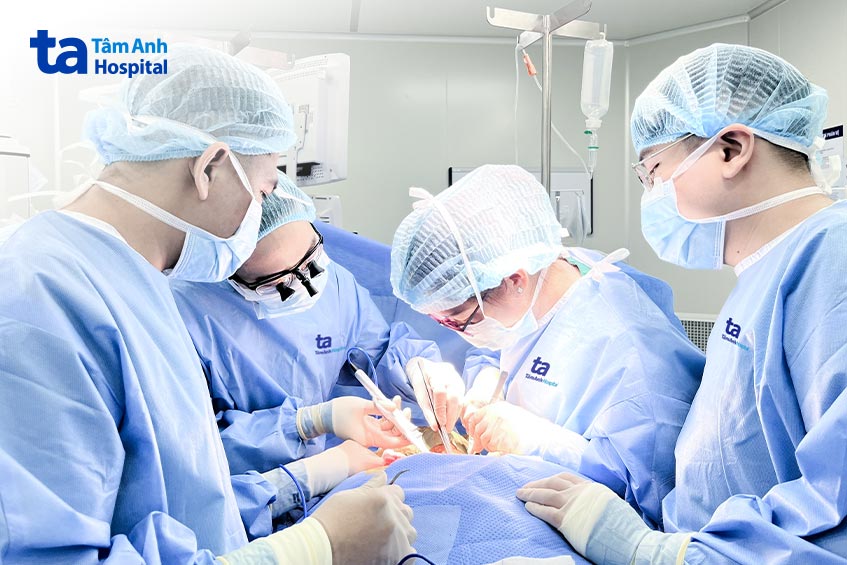 Bác sĩ phẫu thuật cắt bỏ tuyến giáp cho bệnh nhân