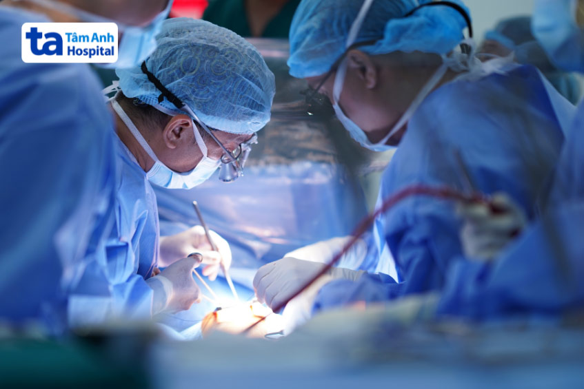 Bác sĩ tại BVĐK Tâm Anh thực hiện phẫu thuật thông liên nhĩ