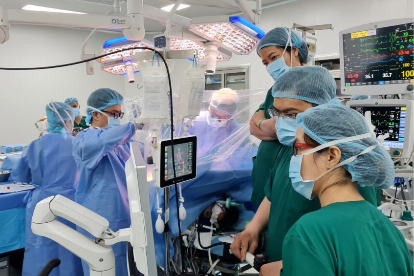 Bác sĩ theo dõi quá trình thực hiện thủ thuật bít dù thông liên nhĩ