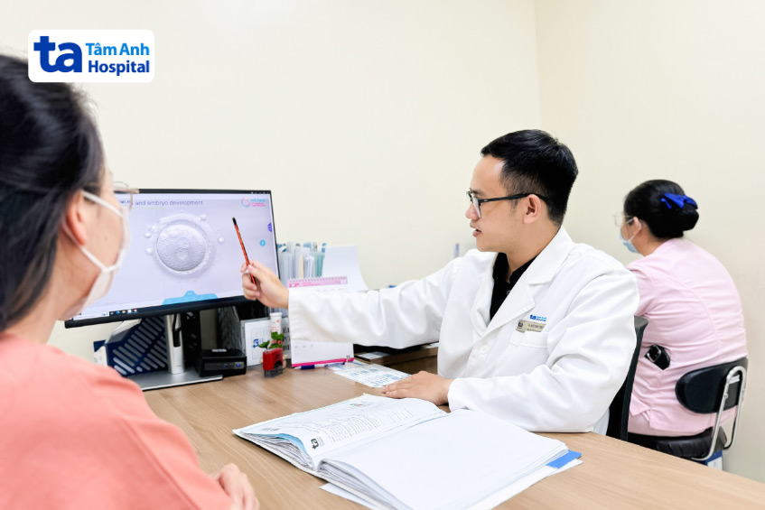 Bác sĩ Ngô Đình Triệu Vỹ tư vấn kết quả nuôi cấy phôi cho người bệnh tại IVF Tâm Anh TP HCM