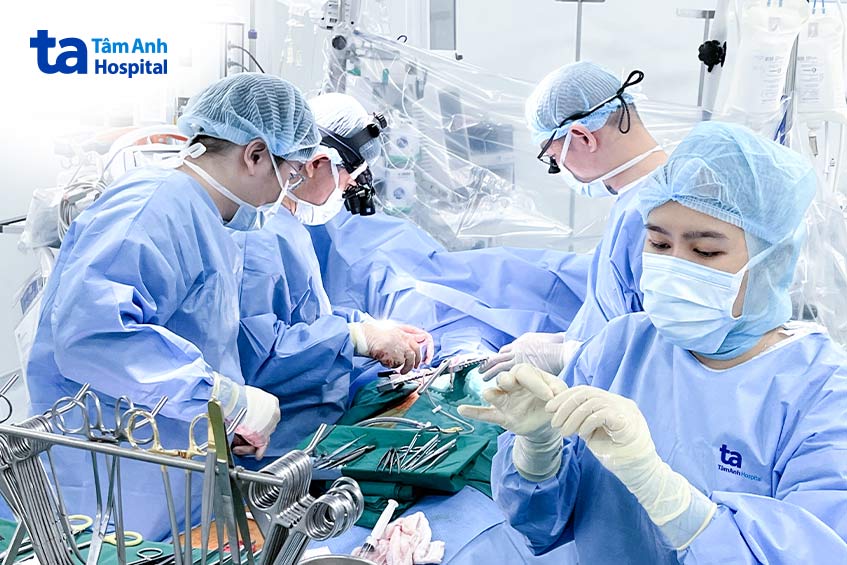 Các bác sĩ mổ bắc cầu mạch vành không tuần hoàn ngoài cơ thể cho bệnh nhân