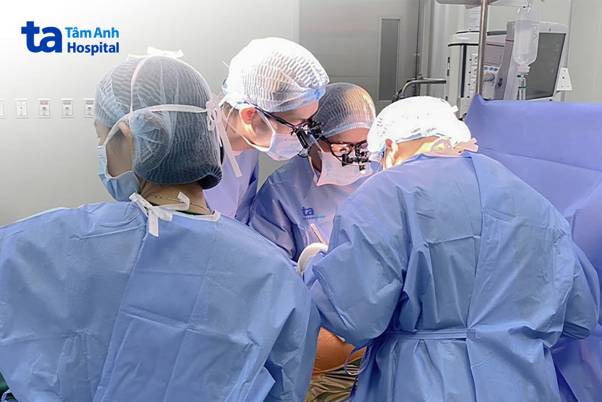 Các bác sĩ phẫu thuật cắt khối u trung thất cho bệnh nhân