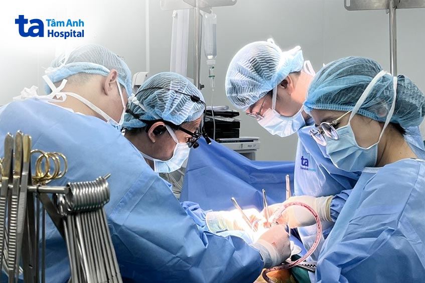 Các bác sĩ phẫu thuật loại bỏ khối u tế bào mầm cho bệnh nhân