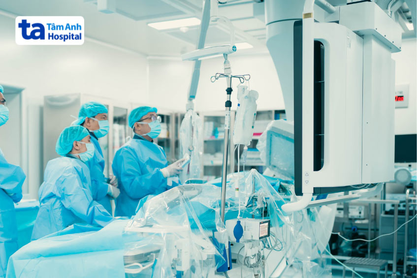 Các bác sĩ sử dụng Hệ thống chụp mạch can thiệp số hóa xóa nền (DSA) để chẩn đoán bệnh mạch vành