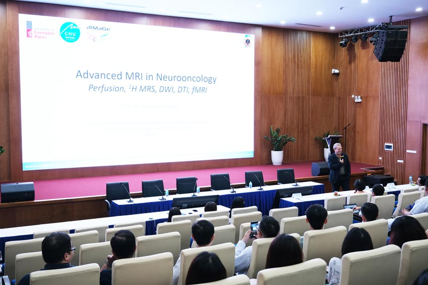 các bác sĩ tại buổi hội thảo