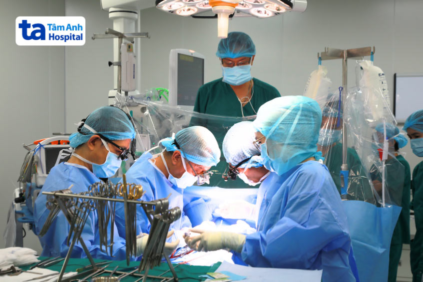Các bác sĩ tại BVĐK Tâm Anh thực hiện phẫu thuật điều trị tim bẩm sinh cho trẻ