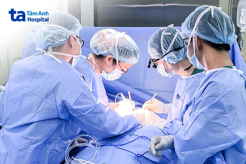 Các bác sĩ phẫu thuật cắt bỏ tuyến giáp cho bệnh nhân