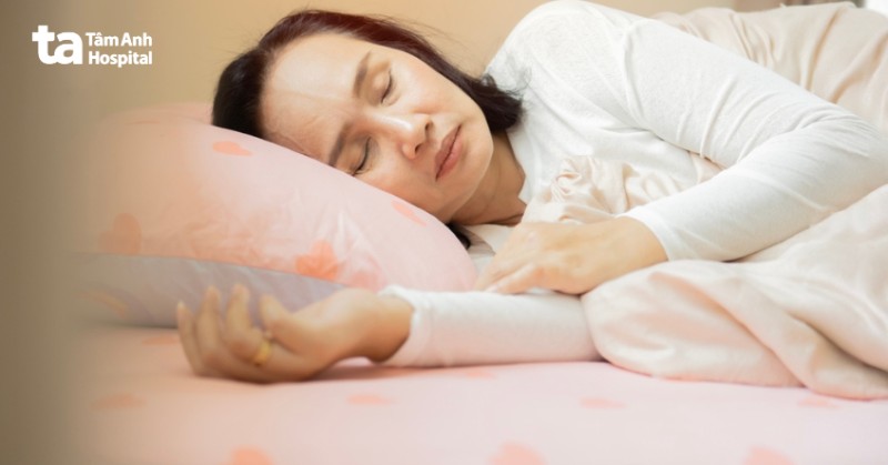 cách hết đau răng, kê cao gối khi ngủ