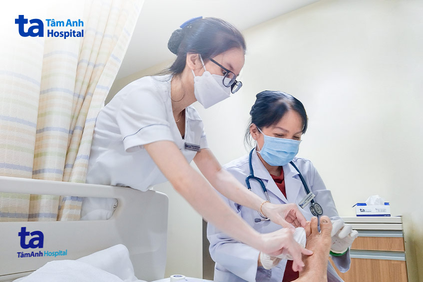 cắt lọc và băng bó vết thương