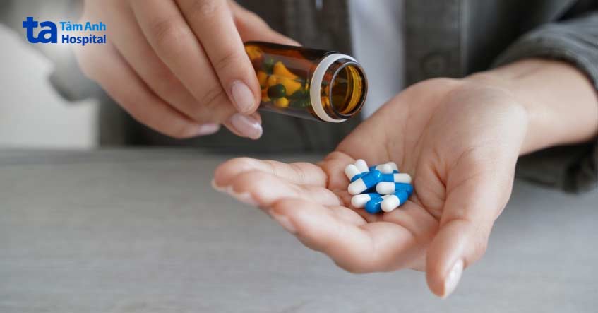 chỉ định dùng thuốc kháng sinh trong ít nhất 24 giờ sau khi phẫu thuật