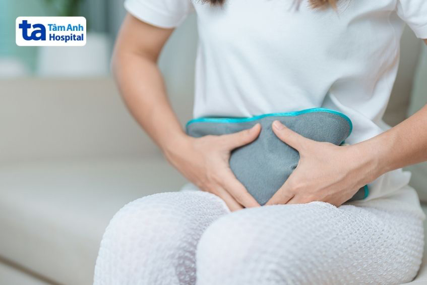 Chườm túi ấm hoặc khăn ấm có thể giúp giảm bớt cơn đau bụng