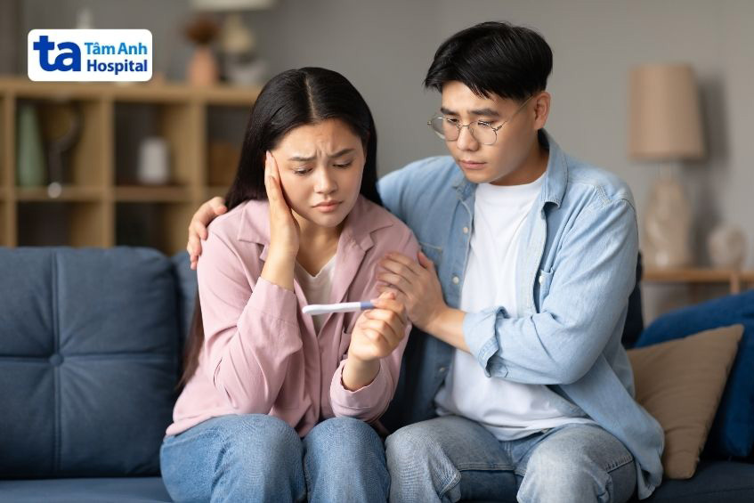 Đau bụng kéo dài và kèm theo chảy máu âm đạo có thể là dấu hiệu của sảy thai sớm