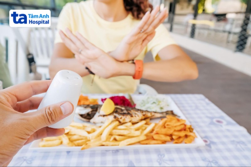 Đau nửa đầu kiêng ăn gì? thực phẩm chứa nhiều muối