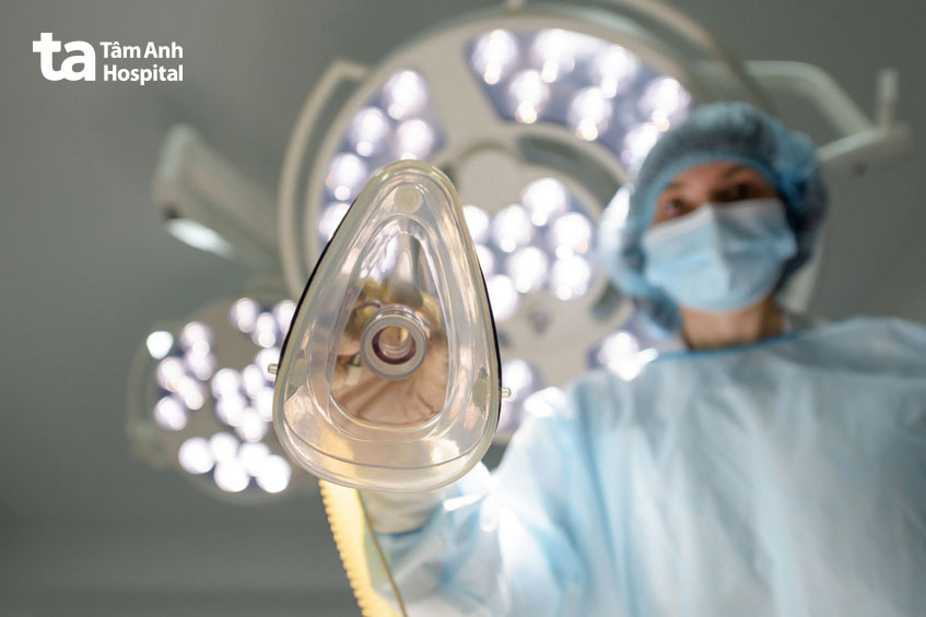 Dựa vào kết quả khám tiền mê, bác sĩ có thể đánh giá liều lượng thuốc mê cần sử dụng để phù hợp với thể trạng người bệnh và thời gian mổ