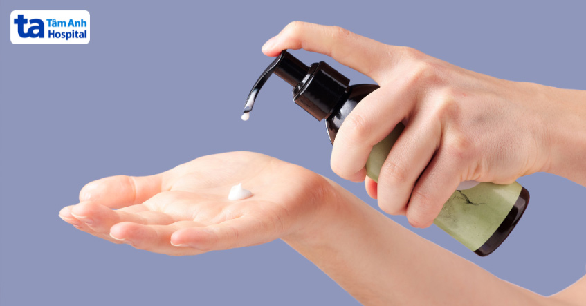 Dùng dung dịch vệ sinh vùng kín thường xuyên có thể gây mất cân bằng độ pH âm đạo, tạo điều kiện vi khuẩn phát triển