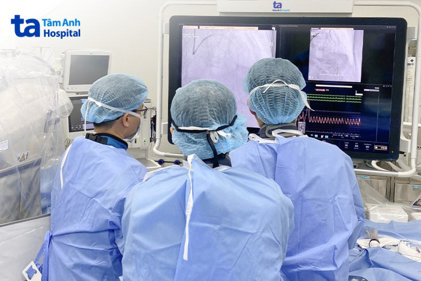 Ê kíp tiến hành nong mạch tái thông động mạch liên thất trước cho cụ bà
