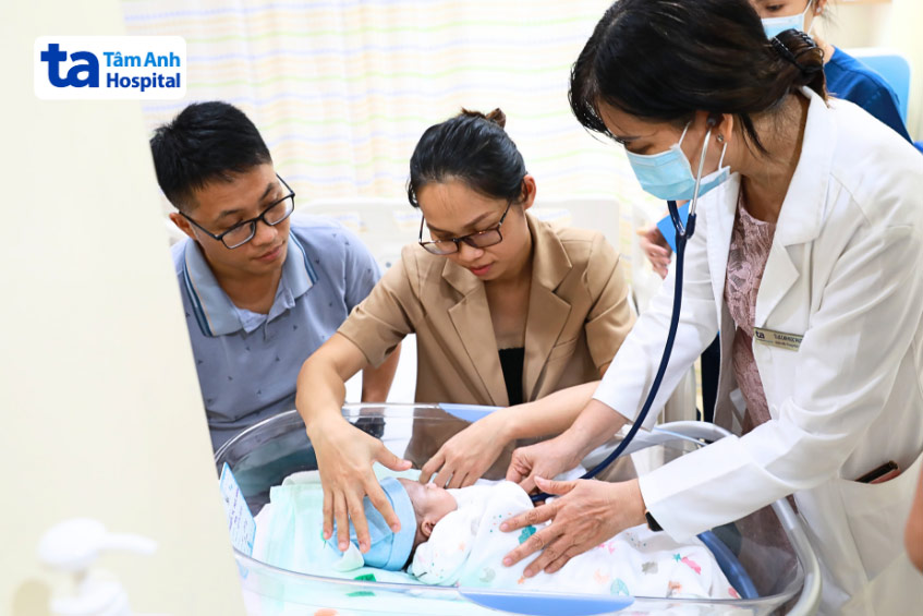 Gia đình tái khám cho bé sau khi thực hiện điều trị tim bẩm sinh tại BVĐK Tâm Anh