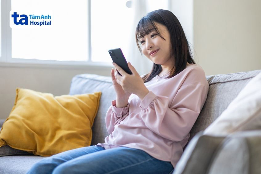 Hạn chế sử dụng điện thoại trong ngày để tránh ảnh hưởng đến quá trình hồi phục cơ thể sau chuyển phôi