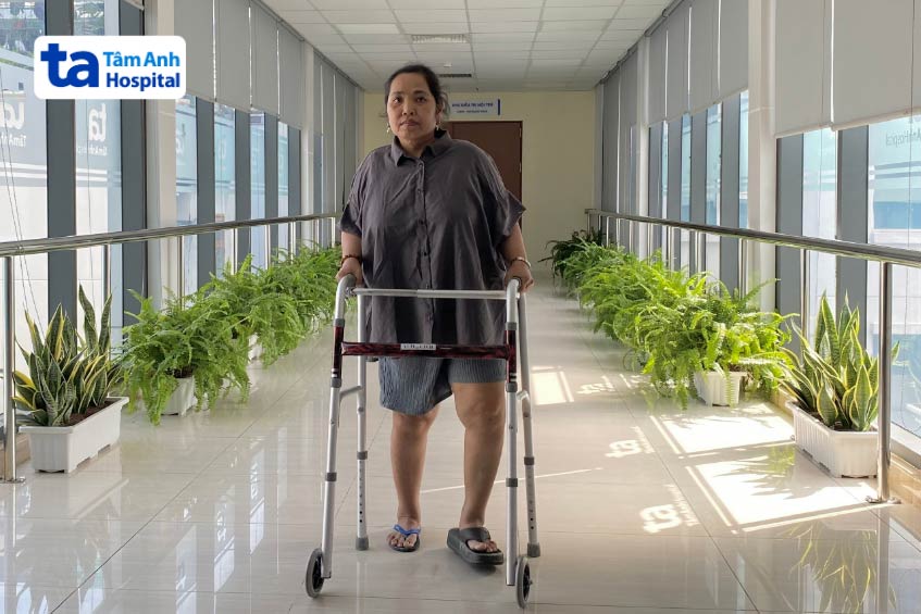 không còn phải ngồi xe lăn, tự đi lại khi tái khám