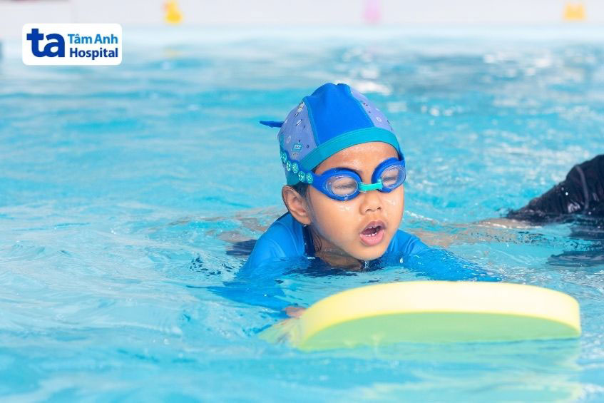 khuyến khích trẻ tham gia các hoạt động thể chất từ sớm